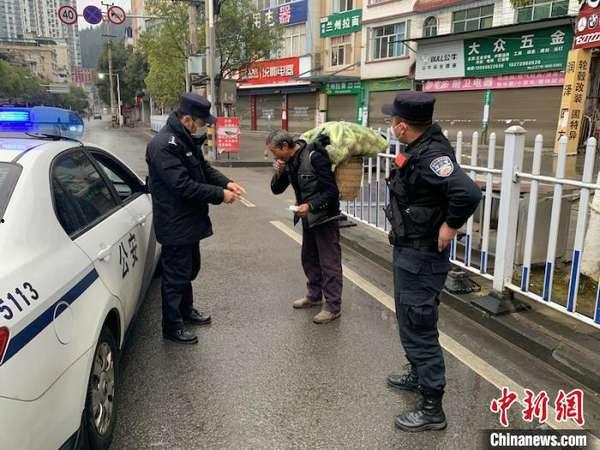 吃瓜群众劝导戴口罩视频,吃瓜群众的防疫担当